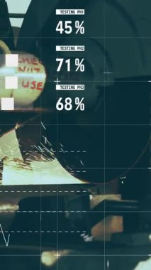 Hurdalıkta bıçakları keserken çıkan kıvılcımların üzerindeki sayılarla bilgi arayüzü animasyonu. Dijital bileşik, çoklu pozlama, rapor, finans, iş ve geri dönüşüm kavramı.