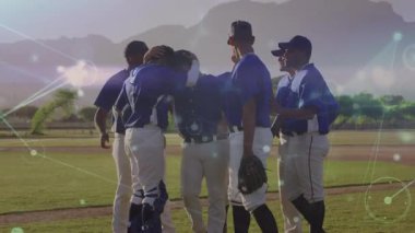 Beyzbol takım arkadaşları, ağ altında bir araya gelip takım ruhunu güçlendiriyor. Sporcular, yoldaşlık, takım çalışması, birlik, rekabet, spor, motivasyon