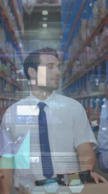 Depoda çalışan insanların veri işleme animasyonları. küresel sevkiyat, dağıtım ve bağlantılar konsepti dijital olarak oluşturulmuş video.