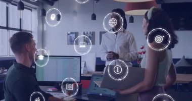 Bir adım öne çıkan ve iş görüşlerini paylaşan bir kadın sunuyor, ikonlar girdap oluştururken takım izliyor. İşbirliği, yenilik, strateji, beyin fırtınası, iletişim, profesyonel, teknolojik