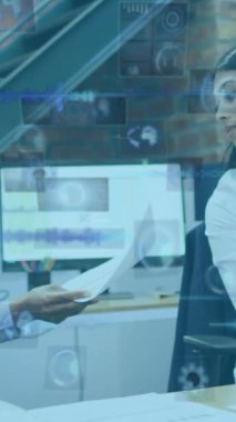 Dijital veri animasyonuyla doküman alışverişi, ofis ortamında iş kadınları. teknoloji, iletişim, yenilik, işbirliği, kurumsal, profesyonel