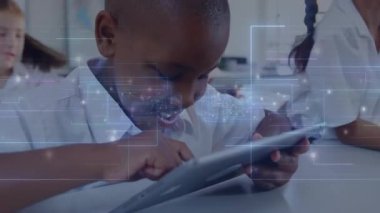 Çocuk tableti alıyor ve eğitim için ikona tıklıyor şeffaf kaplama ile yön bulma dersi veriyor. Teknoloji, eğitim, yenilik, öğrenme, sınıf, dijital, gençlik