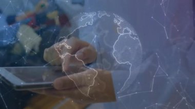 Tıbbi profesyonel tıklamalı tablet ekranı ve hasta izleme için dönen veri küresi. Sağlık, teknoloji, yenilik, sağlık, görselleştirme, tanı, bilimsel