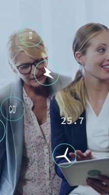 Ofisteki çeşitli iş adamları üzerinde ekolojik ikonlar ve veri işleme animasyonları. Küresel çevre, finans, iş, bağlantılar, hesaplama ve veri işleme kavramı dijital olarak oluşturulmuş video.