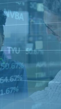 Ofiste tartışan çeşitli erkek ve kadınlara karşı finansal veri işleme animasyonu. Küresel ekonomi ve iş teknolojisi kavramı