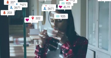 Pencere kenarında yudumlayan bir kadın, yüzen sosyal medya simgelerinin yükselmesine neden oluyor sonra da bağlanmak için kayboluyor. Düşünce, huzur, yaşam tarzı, dijital, modern, iç mekan, etki