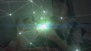 Çizgili yastıklı kanepeye uzanmış bir kadın telefonu eğip okutuyor ve teknolojinin nabzı atıyor. Teknoloji, rahatlama, dijital, bağlantı, modern, kapalı alan, gündelik