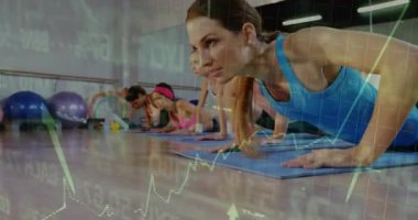 Eğitmen jimnastik sınıfında verileri takip performansı ile üst üste koymak için kalas çalıştırılıyor. Fitness, takım çalışması, güç, motivasyon, koreografi, sağlık, canlılık