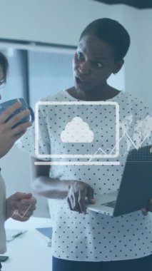 Veri analizi, dizüstü bilgisayarı olan iş kadınları ve finansal tabloların üzerinde kahve hakkında konuşmak. analitik, kurumsal, takım çalışması, strateji, büyüme, finans