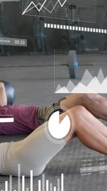 Spor salonunda egzersiz yapan farklı çiftlerin diyagramlarının ve veri işlemelerinin animasyonu. Küresel teknoloji, spor ve dijital arayüz kavramı dijital olarak oluşturulmuş video.