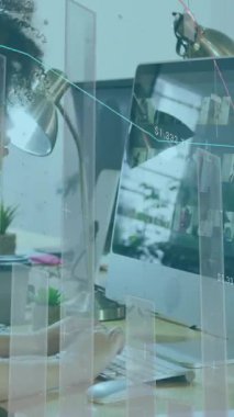 Ofiste, finansal veri animasyonuyla çalışan çeşitli profesyoneller. İş, takım çalışması, analiz, şirket, finans, işbirliği