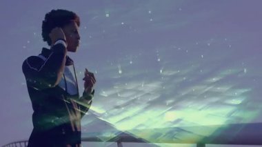 Adam kulaklığı deniz kenarındaki korkuluklara yerleştiriyor. Alacakaranlıkta yeşil teknolojiyi devreye sokuyor. Kentsel, teknoloji, rahatlama, fütüristik, analitik, bağlantı, düşünce