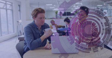 İki iş arkadaşı iş gömleği giyip ofiste dizüstü bilgisayar ve kupayla proje tartışıyorlar. İşbirliği, takım çalışması, modern, minimalist, profesyonel, çalışma alanı, beyin fırtınası