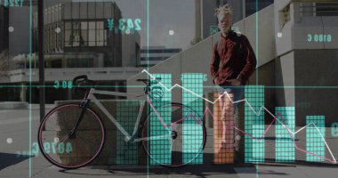 Güneşli şehir meydanında ekose gömlek giyen, üzerinde bisiklet ve veri örtüsü olan ayakta duran adam, kopyalama alanı. Kentsel, analitik, teknoloji, modern, çağdaş, profesyonel, açık hava