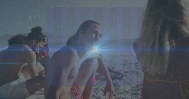 Güneşli sahilde mayo giymiş sohbet eden arkadaşlar su şişesi ve güneş gözlüğü tutuyorlar. Günlük, rahatlama, rahatlama, açık hava, canlı, sosyal, doğa