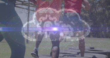 Atletizmde dört yetişkin, dijital bulut örtüsüyle parkta lastik tekerlek parkurunda geziniyorlar. Açık hava, fitness, takım çalışması, dayanıklılık, yenilik, canlılık, meydan okuma