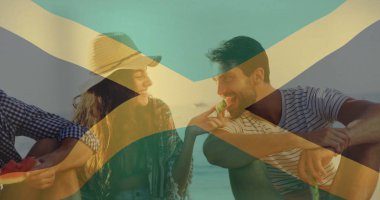 Karpuz dilimleri, hasır şapka giyip, kumsalda şeritli tişört giyen arkadaşlar. Gündelik, boş, yaz, açık hava, canlı, neşeli, doğal