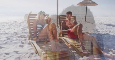 Bikini giyen, mayo giyen, sahilde hindistan cevizi içen, sandalyeli ve şemsiyeli bir çift. Tatil, dinlenme, dinlenme, tropikal, deniz kenarı, açık hava, sükunet