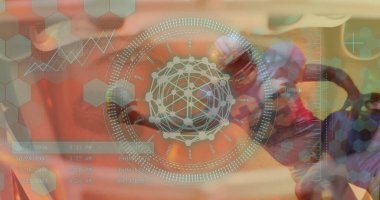 Holografik arayüzü ve kopyalama alanı olan veri panelinde topu tutan kasklı futbolcu görülüyor. Atletizm, teknoloji, yenilik, spor verileri, görselleştirme, arayüz, rekabet