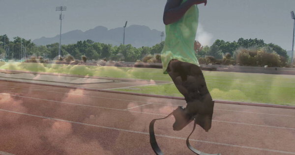 Бегущий спортсмен-подросток в спортивной одежде на красной дорожке, с лопастями из углеродного волокна, копировальное место. Спортивные достижения, легкая атлетика, мобильность, инновации, решимость, открытый стадион, футуристические