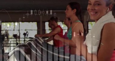 Jimnastik salonu üyeleri eşleşen adımlarla fitness pistini izlemek için grafik eşleşmesi ve koşu yapıyorlar. Spor, sağlık, kardiyo, motivasyon, sağlık, kalp atışı, dayanıklılık.