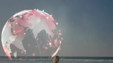 Orta yaşlı bir kadın görüntüye giriyor. Teknoloji dünyası verileri yoğunlaştırıyor. Teknoloji, yenilik, fütürizm, bağlantı, veri, dijital, ağ