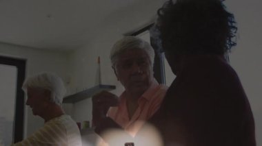 Üç son sınıf öğrencisi sağlık masasında eşyalar düzenliyor, mum alevi beliriyor ve haç soluyor. Spiritüellik, meditasyon, sükunet, yansıma, arkadaşlık, dinginlik, farkındalık