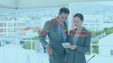 Meslektaşım iş yerindeki rakamları incelerken, bir yandan tablet animasyon grafikleri çizen bir kadın. Şirket, takım çalışması, analitik, modern, işbirliği, finans, teknoloji