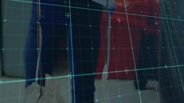 Kan torbası barkodunu inceleyen tıp uzmanları kan nakli onayını onaylayan tableti inceliyor. Sağlık, tanı, modern, duyarlılık, takım çalışması, hastane, teknoloji