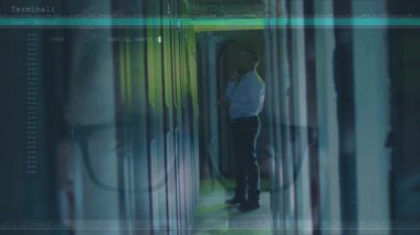 Sunucu teknisyeni açık kapı, kontrol için veritabanına bağlanıyor, gözlük SQL komutlarını örtüyor. Teknoloji, siber güvenlik, veri merkezi, ağ, altyapı, dijital, yenilik