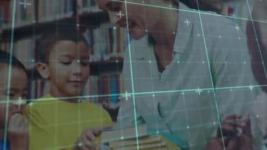 Eğitim öğretmeni elinde sarı deste ile kütüphane öğrencilerine kitap dağıtıyor. Öğrenim, okur yazarlık, akıl hocalığı, çocukluk, merak, çeşitlilik, eğitim