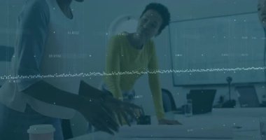 Kadın masanın üzerinde tasarıyı açıyor, iş arkadaşları iş tasarımını işaret ediyor ve inceliyor. İşbirliği, takım çalışması, şirket, beyin fırtınası, planlama, profesyonel, modern