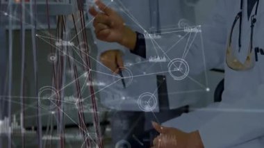 Erkek araştırmacılar laboratuvar kablolarına bağlanıyor ve tabletle iş birliği yaparak üst üste bindiriliyor. Doğruluk, yenilik, arayüz, analitik, takım çalışması, teknik, fütüristik