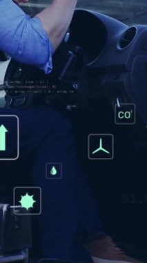 Beyaz adamın arabadan tekerlekli sandalyeye oturması üzerine ekoloji ikonlarının canlandırılması. Ulaşım, engellilik, dijital arayüz, enerji, ekoloji, bağlantı ve iletişim, dijital olarak oluşturulmuş video.