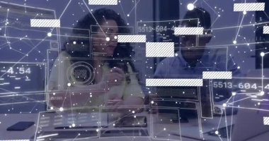 Kadın tablet grafiğini göstererek, erkek iş analizi yazarken veri örtüşmesine neden oluyor. İşbirliği, takım çalışması, modernlik, dijital öğrenme, veri yorumu, profesyonel, yenilik