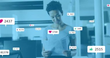 Kadın raporlara bakıyor ve pazarlama büyümesini izlerken kalp ikonu kabarcıklarının yükselmesine neden oluyor. Kurumsal, analitik, sunum, çalışma alanı, dijital, motivasyon, teknoloji