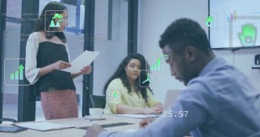 İş toplantısında kadın sunucu raporunu okuyor ve CO2 'yi vurgulayan ikonları yukarıda canlandırıyor. Şirket, takım çalışması, yenilik, veri analizi, işbirliği, profesyonel, modern