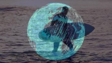 Sörf tahtası olan sörf yapmak için dizlerine kadar suya giren erkek sörfçü, dönen küreyle teknolojiyi gösteriyor. Macera, keşif, bağlantı, yenilik, dinginlik, manzara, navigasyon