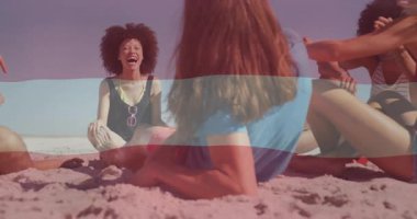 Kamera, arkadaşlarımızın güneş gözlüklü mayo giyip seyahatte kuma güldüklerini gösteriyor. Sahil, eğlence, yaz, açık hava, neşe, arkadaşlık, rahatlama.