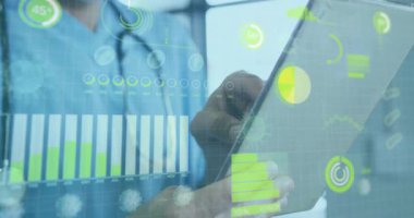 Maskeli profesyonel tablet ekranı yeşil holografik çizelgelerle tıbbi verileri analiz ediyor. Sağlık, teknoloji, yenilik, tanı, dijital, gelecekçi, profesyonel