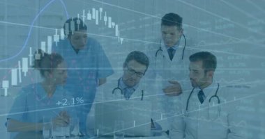 Tıbbi ekip dizüstü bilgisayardan veri girişi yapıyor, şamdan şeması oluşturuyor ve incelenmek üzere yüzde yüz örtüşüyor. İşbirliği, sağlık, analiz, takım çalışması, yenilik, teşhis, profesyonel