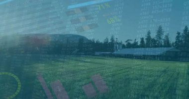 Başlangıçta ambar ve silolar sabit dururken grafikler soluyor ve çiftlik verilerini haritalıyor. Tarım, veri görselleştirme, kırsal alan, dijital grafikler, tarım teknolojisi, çevre izleme, modern analitik