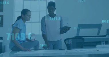 Tasarım incelemesinde Stylus 'un işaret ve kaydırma tabletine veri örtüleriyle tepki veren iki tasarımcı. İşbirliği, yenilik, yaratıcılık, çalışma alanı, dijital alarm, profesyonel, beyin fırtınası