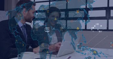 İnsan dizüstü bilgisayarı aktif hale getiriyor. Yarı saydam dünya haritasını çalıştırıyor. İş verilerini analiz ediyor. İşbirliği, veri analizi, teknoloji, takım çalışması, yenilik, analitik, modernite