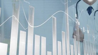 Animasyon çubuğu ve çizgi grafiği açılıyor ve laboratuvar önlüklü erkek doktorun tıbbi ölçümleri analiz ettiğini gösteriyor. Analizler, sağlık, teknoloji, profesyonellik, yenilik, gösterge paneli, veri güdümlü