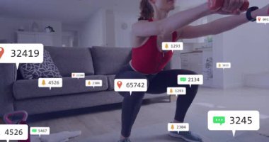 Fitness etkileyicisi, yüzen sosyal nişan ikonlarının üzerinde ağır çömelmeler yapıyor. Egzersiz, sağlık, kararlılık, dijital etkileşim, spor salonu, motivasyon, dinamik