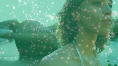 Kamera çerçeveli kadın kayalık plajda sürüklenen pembe baloncuk yükseltici seyahat titreşimini başlatıyor. Huzur, sahil, rahatlık, zarafet, soyutlama, ruh hali, sükunet.