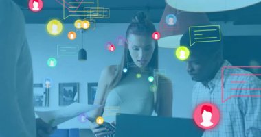 Takım açılışı, yüzen sohbet simgelerini ve sosyal medya analizlerini gösteren akıllı telefon uygulamalarını dinlediğini bildiriyor. İşbirliği, teknoloji, veri görselleştirme, takım çalışması, yenilik, modern, dijital