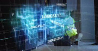 BT teknisyeni aramadan önce bilgisayarın yanındaki rafta sağlık kontrolü yapıyor. Teknoloji, veri analizi, ağ izleme, siber güvenlik, altyapı, yenilik, dijital