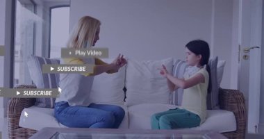 Anne ve kızının parmak oyunu oynaması sosyal medya aboneliklerinin ortadan kaybolmasına neden oluyor. Aile, bağ, etkileşim, ev, ev, bağlantı, iletişim